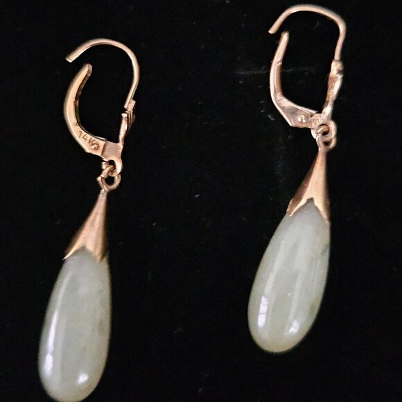 GORGEOUS LIGHT GREEN JADE TEARDROP EARRINGS SET IN 14K YELLOW GOLD - Picture 6 of 10